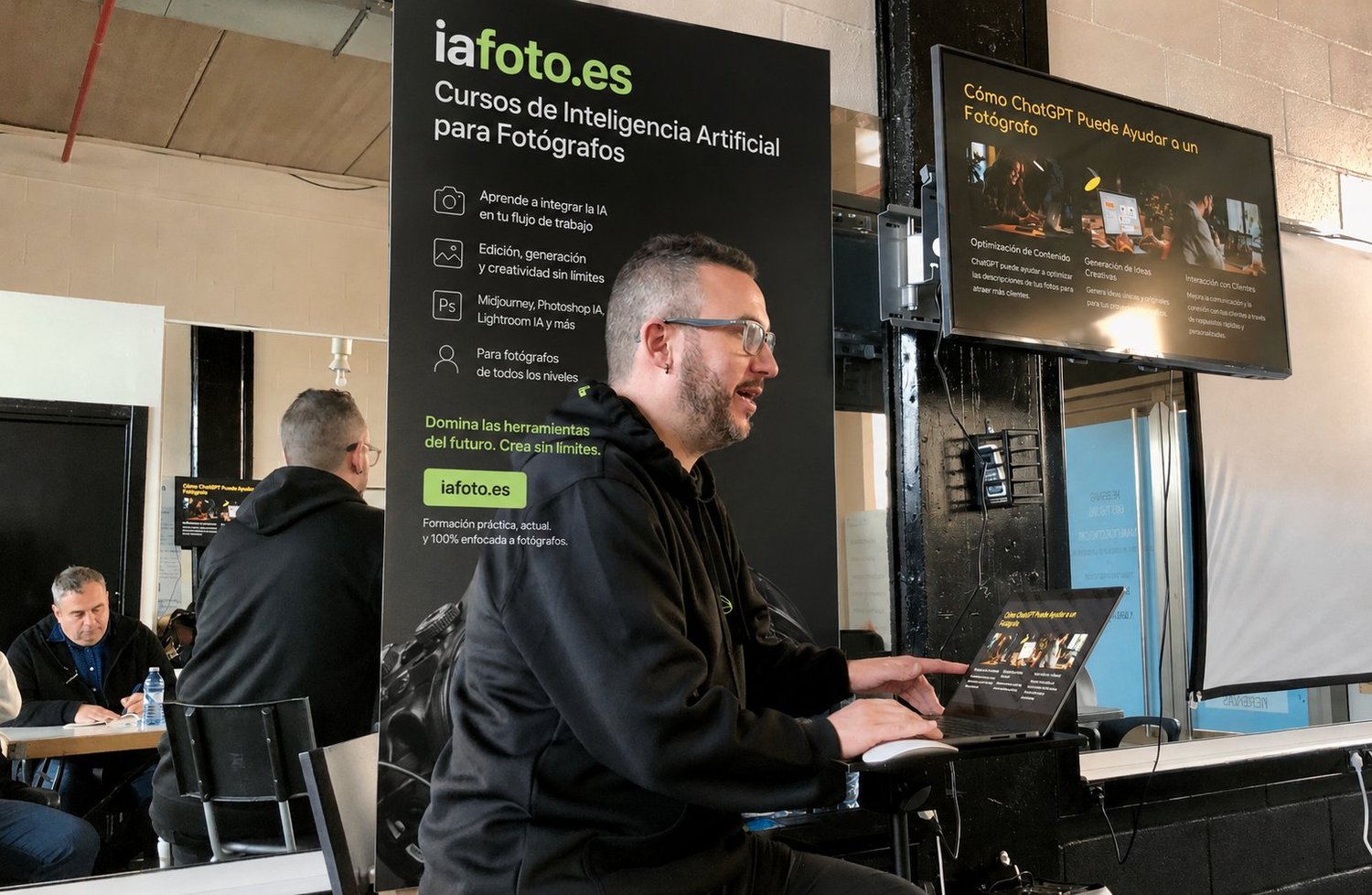 Josu Izarra impartiendo un curso de fotografía
