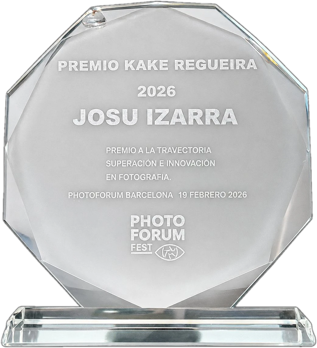 Trofeo del Premio Kake Regueira 2026 a Josu Izarra, octágono de cristal grabado